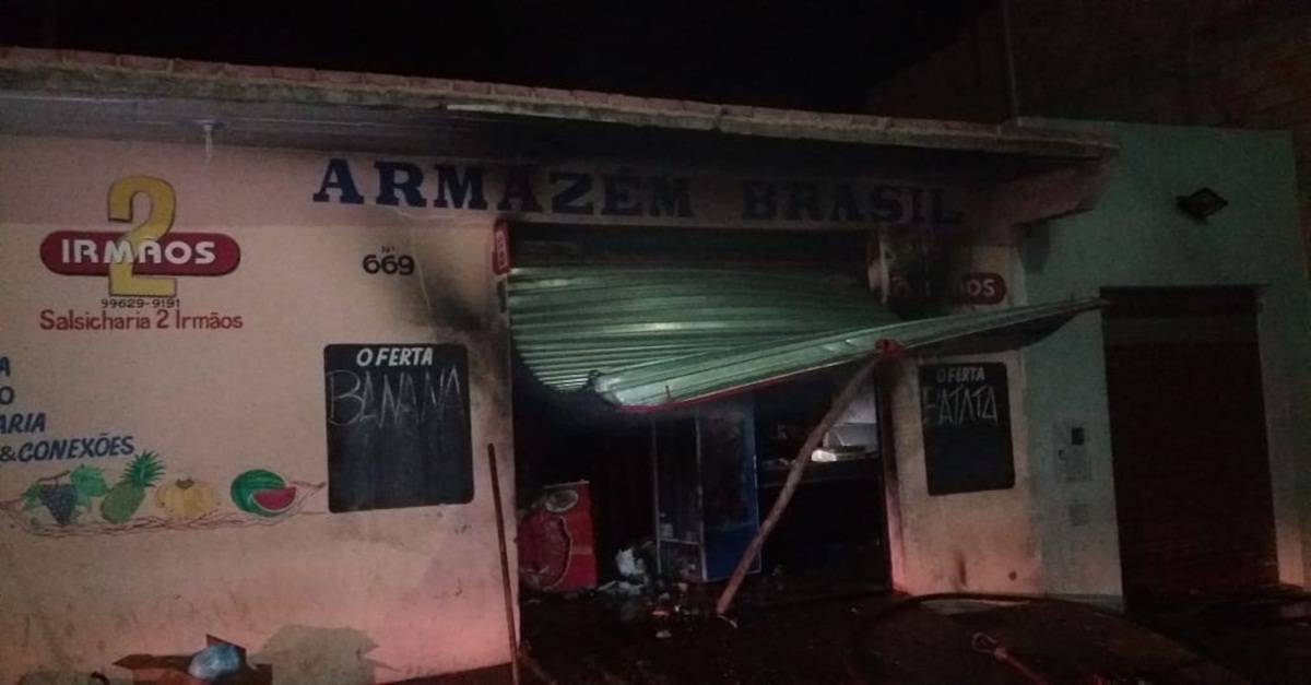 BOMBEIROS COMBATEM INCÊNDIO EM COMÉRCIO EM CONSELHEIRO LAFAIETE