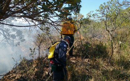 INCÊNDIO NA SERRA DE SÃO JOSÉ MOBILIZA FORÇA TAREFA COM 40 PROFISSIONAIS