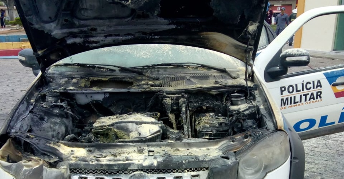 INCÊNDIO EM VIATURA DA POLÍCIA MILITAR EM BARBACENA