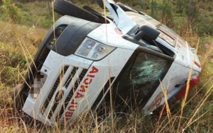 Ambulância capota após motorista perder controle do veículo na BR-262 em Campos Altos