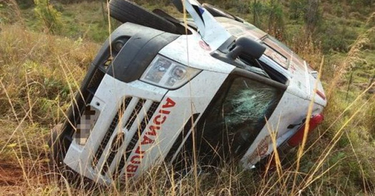 Ambulância capota após motorista perder controle do veículo na BR-262 em Campos Altos