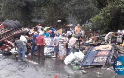 Carreta carregada de refrigerantes tomba no km 738 próximo a Santos Dumont