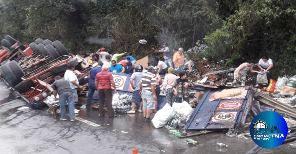 Carreta carregada de refrigerantes tomba no km 738 próximo a Santos Dumont