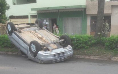 CARRO CAPOTA NO CENTRO DE CARMO DO CAJURU