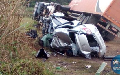 Colisão frontal entre caminhão e dois carros deixa cinco pessoas mortas em Conselheiro Lafaiete