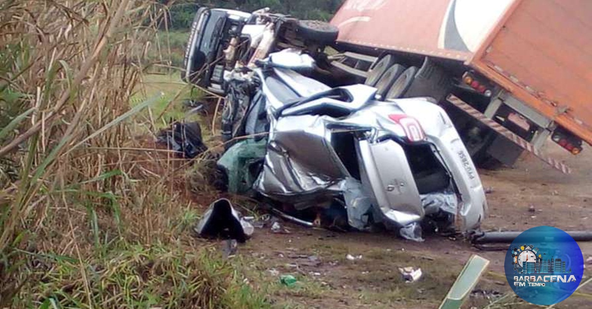 Colisão frontal entre caminhão e dois carros deixa cinco pessoas mortas em Conselheiro Lafaiete
