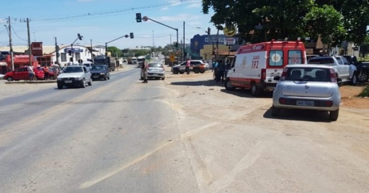 ACIDENTE NA BR-354 EM ARCOS DEIXA TRÊS FERIDOS