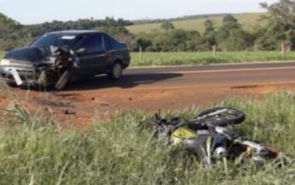 Agente penitenciária morre ao colidir moto em carro na MG-223, entre Araguari e Tupaciguara