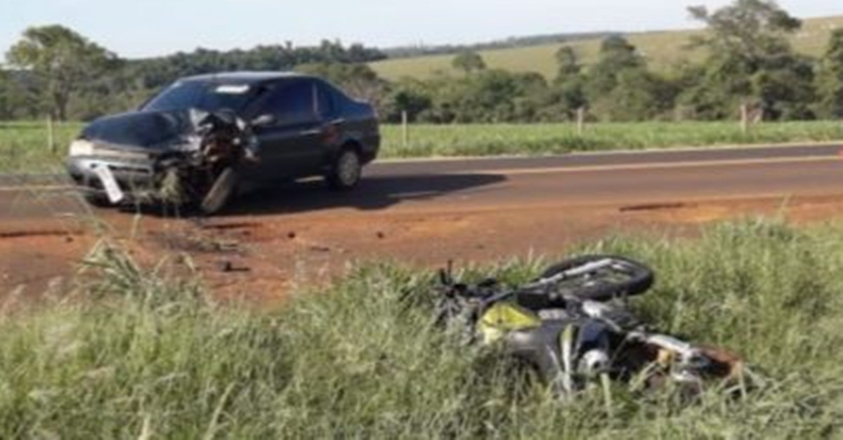 Agente penitenciária morre ao colidir moto em carro na MG-223, entre Araguari e Tupaciguara