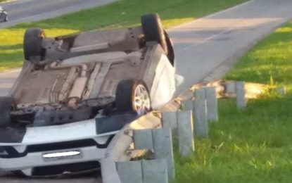 Duas pessoas ficam feridas após capotamento na MG-050 em Divinópolis