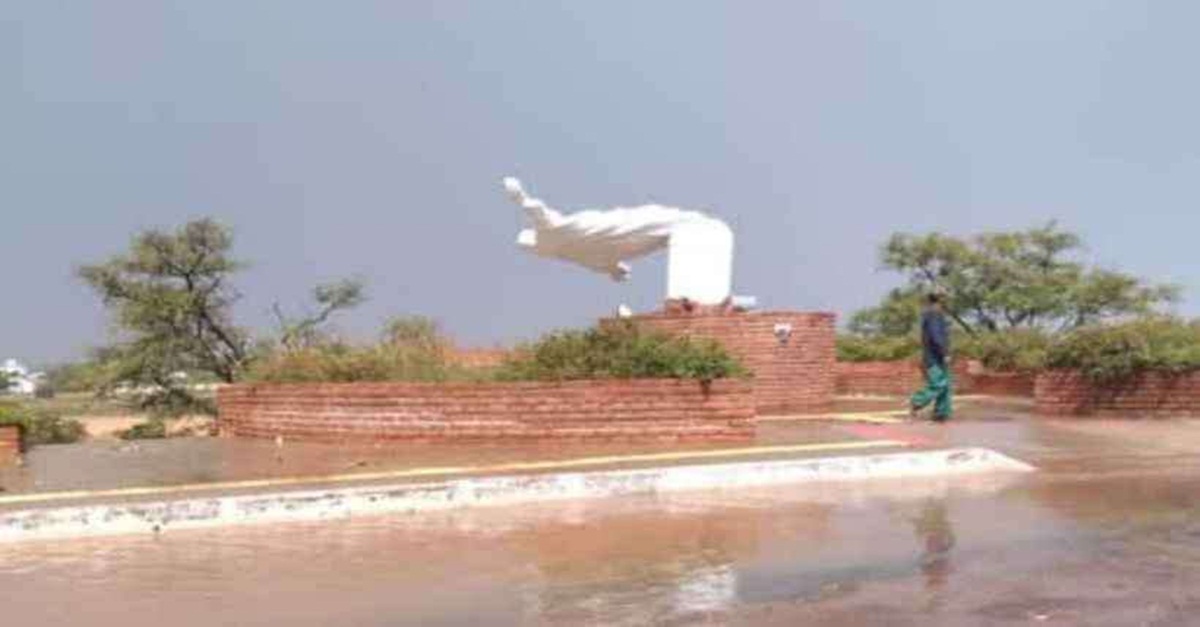 Forte tempestade no Norte de Minas dobra estátua de Cristo e causa prejuízos em duas cidades
