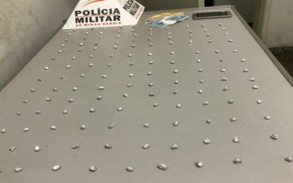 Adolescente é detida com drogas no Centro de Pará de Minas