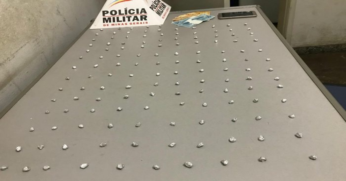 Adolescente é detida com drogas no Centro de Pará de Minas