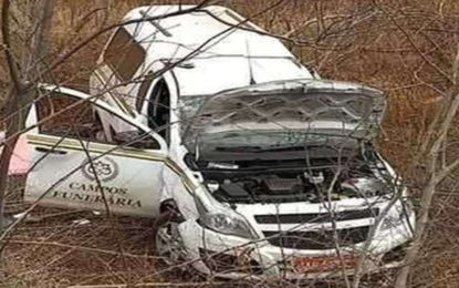 Carro funerário capota na MG-122 carregando um corpo em Janaúba