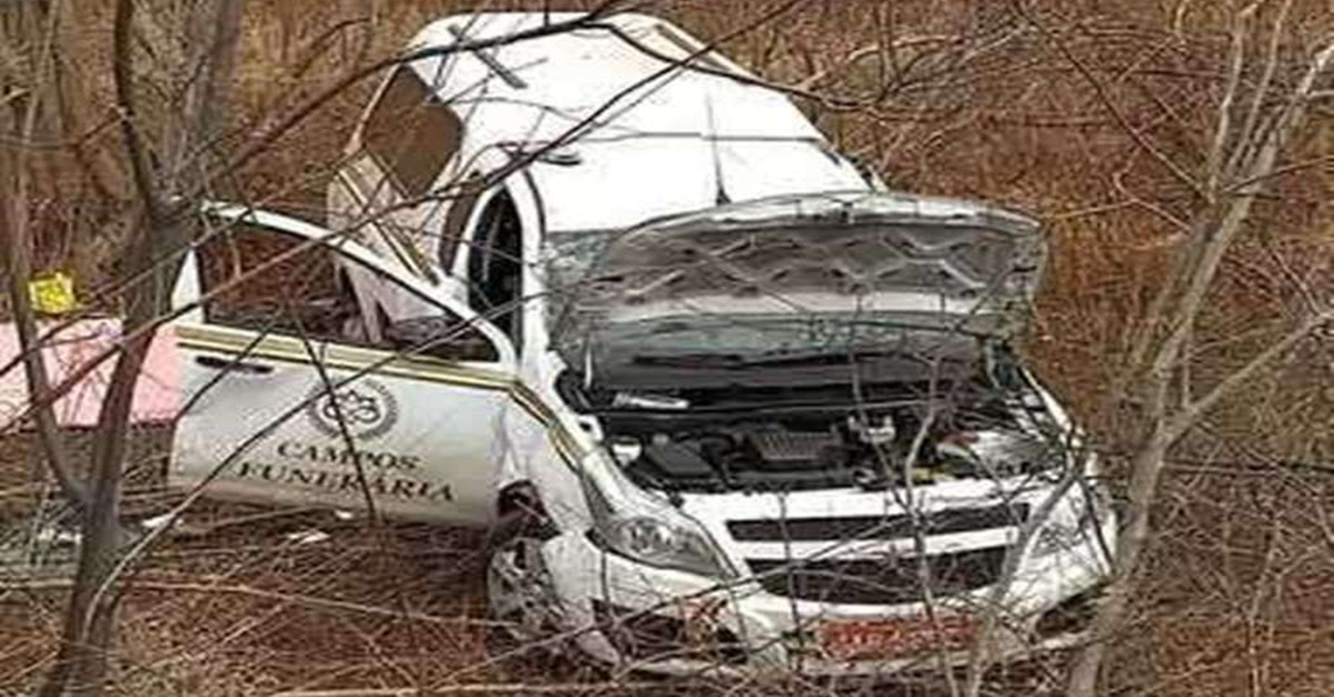Carro funerário capota na MG-122 carregando um corpo em Janaúba