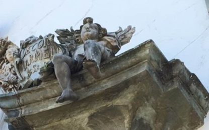 JOVEM ESCALA IGREJA HISTÓRICA EM MINAS, QUEBRA ESCULTURA E CAI