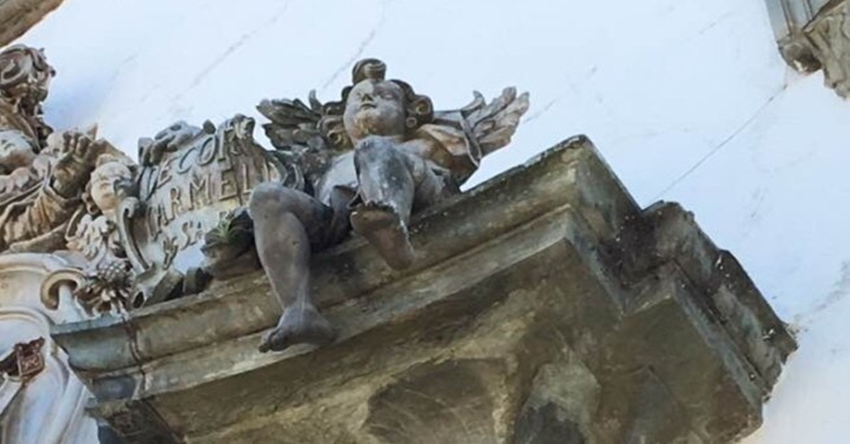 JOVEM ESCALA IGREJA HISTÓRICA EM MINAS, QUEBRA ESCULTURA E CAI