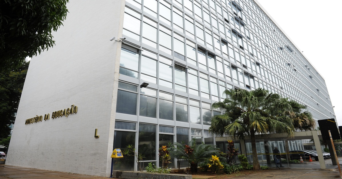 MEC publica portaria e altera regras para emissão de diploma do ensino superior