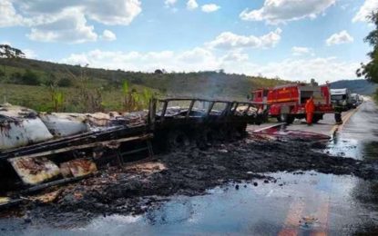 Carreta carregada de açúcar pega fogo e interdita a BR- 267 em Lima Duarte