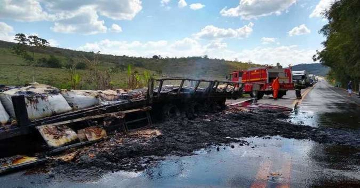Carreta carregada de açúcar pega fogo e interdita a BR- 267 em Lima Duarte