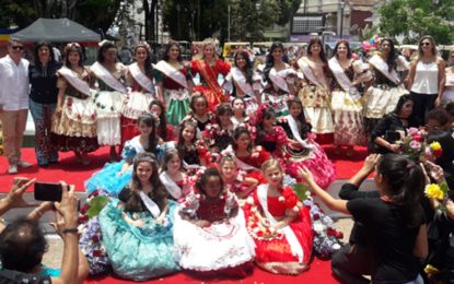 DESFILE DAS ROSAS ATRAI CENTENAS DE PESSOAS AO CENTRO DA CIDADE