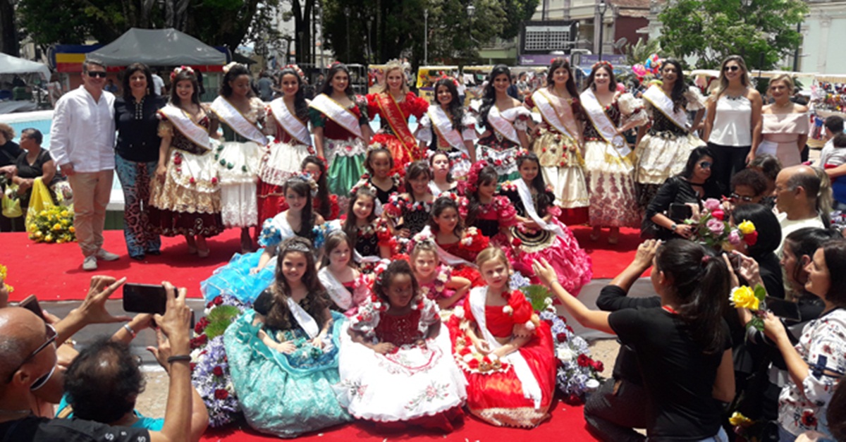 DESFILE DAS ROSAS ATRAI CENTENAS DE PESSOAS AO CENTRO DA CIDADE