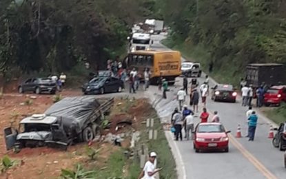 Acidente entre ônibus escolar e caminhão deixa várias pessoas feridas nas proximidades Santa Bárbara do Tugúrio