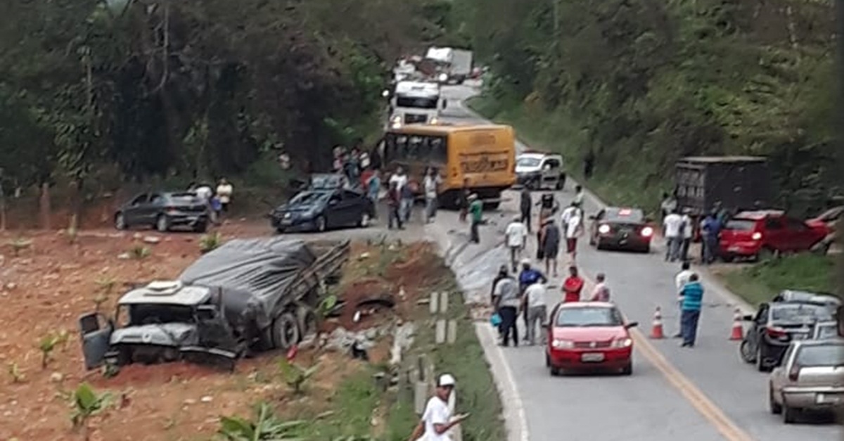 Acidente entre ônibus escolar e caminhão deixa várias pessoas feridas nas proximidades Santa Bárbara do Tugúrio