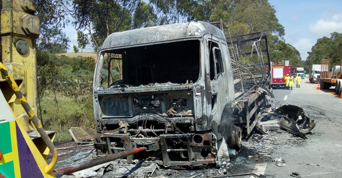 Incêndio atinge carreta e vegetação na BR-040 proximidades do trevo de Alfredo Vasconcelos
