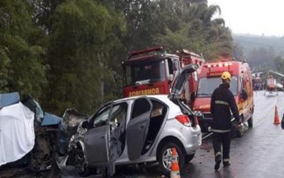 SETE PESSOAS MORREM EM COLISÃO FRONTAL NA BR-267 PRÓXIMO A CAMBUQUIRA