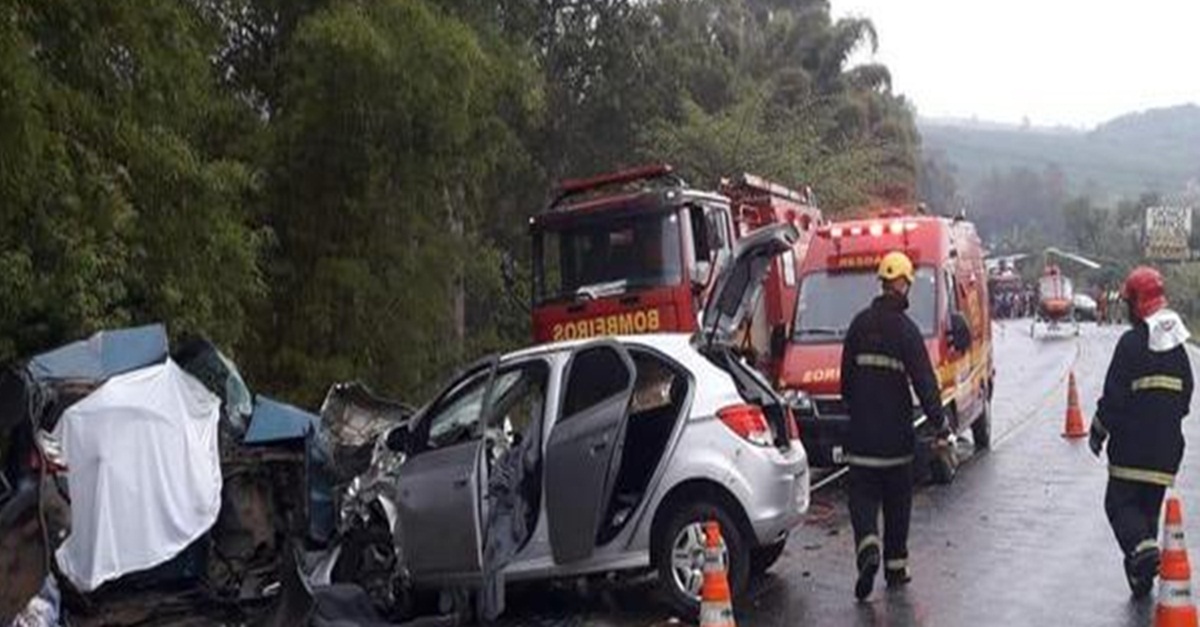 SETE PESSOAS MORREM EM COLISÃO FRONTAL NA BR-267 PRÓXIMO A CAMBUQUIRA