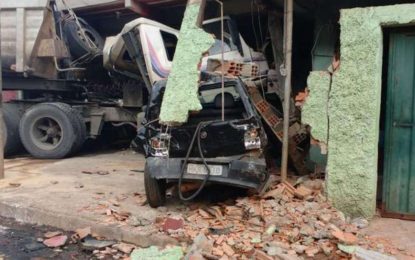 Nove casas e cinco veículos foram atingidos por uma carreta desgovernada em Belo Horizonte