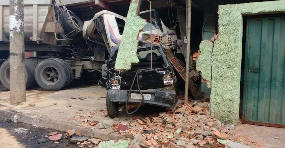 Nove casas e cinco veículos foram atingidos por uma carreta desgovernada em Belo Horizonte