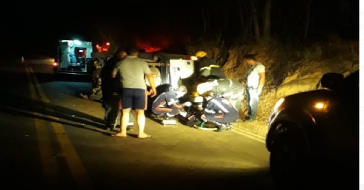 Ambulância capota na MG-404 e deixa quatros pessoas feridas em Salinas
