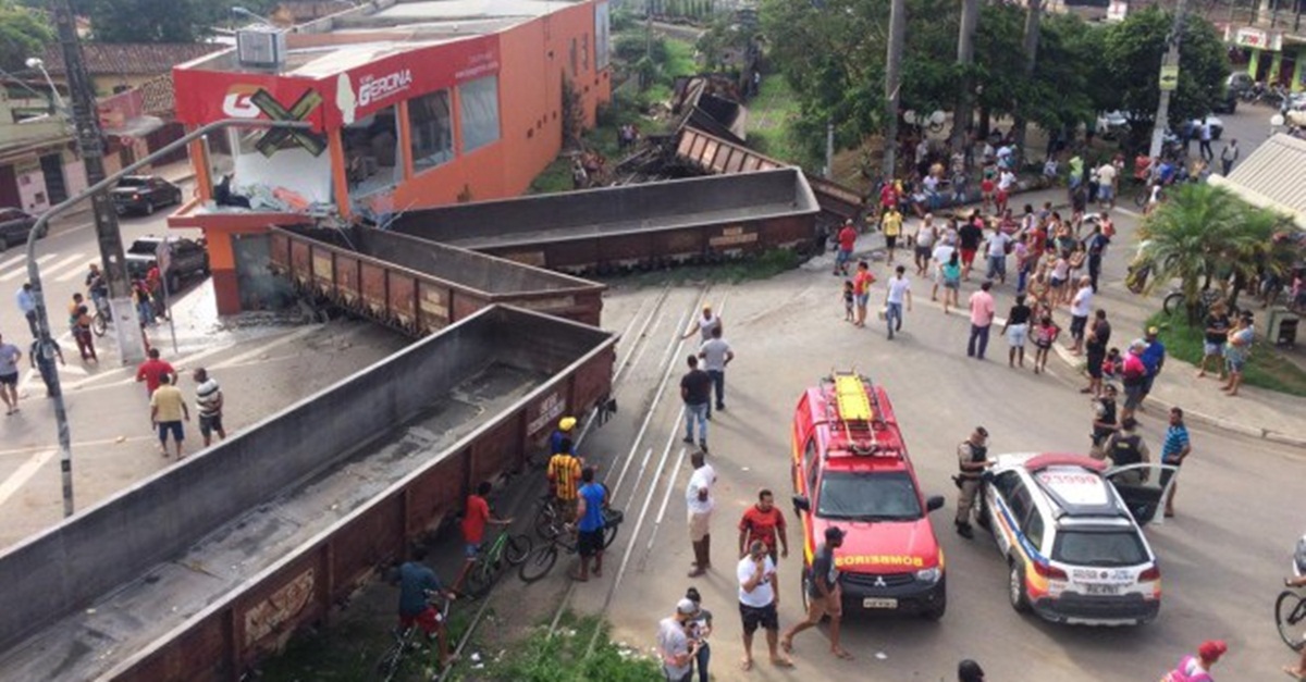Trem descarrilha e atingi casa em Prudente de Morais, na região Central de Minas