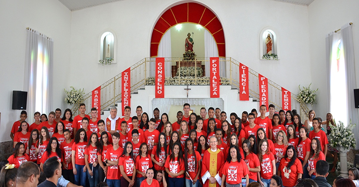 Adolescentes e jovens, em Alfredo Vasconcelos, recebem o sacramento da Crisma