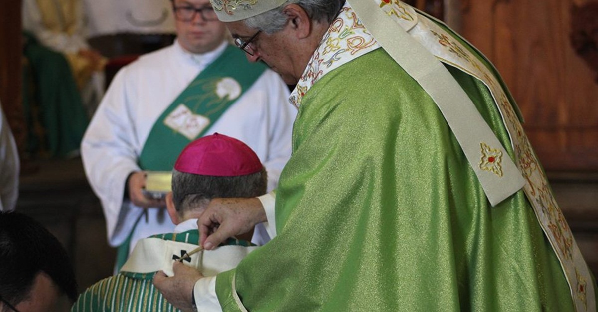 Dom Airton recebe imposição do Pálio Arquiepiscopal
