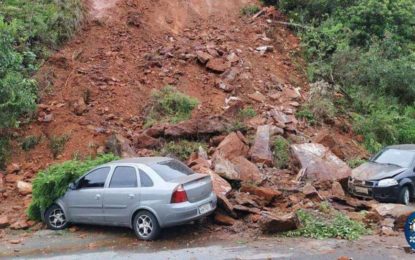 DESLIZAMENTO DE TERRA ATINGE DOIS CARROS EM OURO PRETO