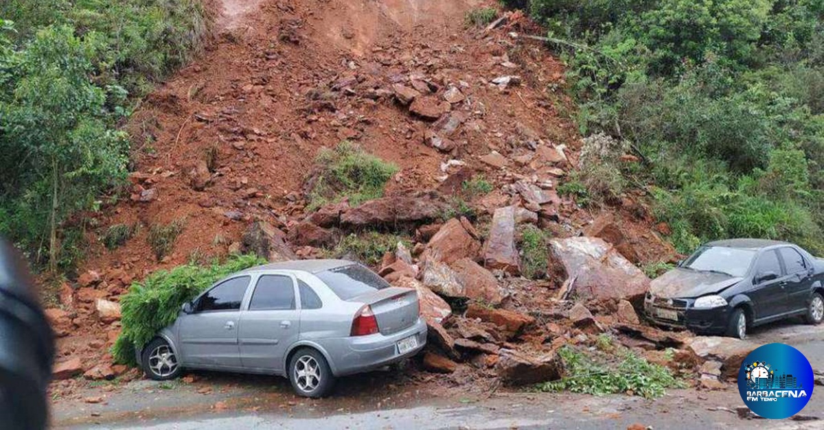 DESLIZAMENTO DE TERRA ATINGE DOIS CARROS EM OURO PRETO