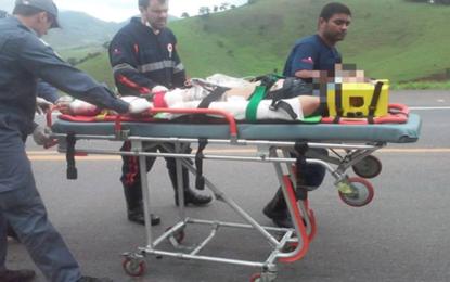 Acidente entre moto e carreta deixa duas pessoas feridas na BR-116 próximo a Itamuri