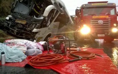 Batida entre ônibus e carreta deixa um morto e mais de 15 pessoas feridas na BR-040