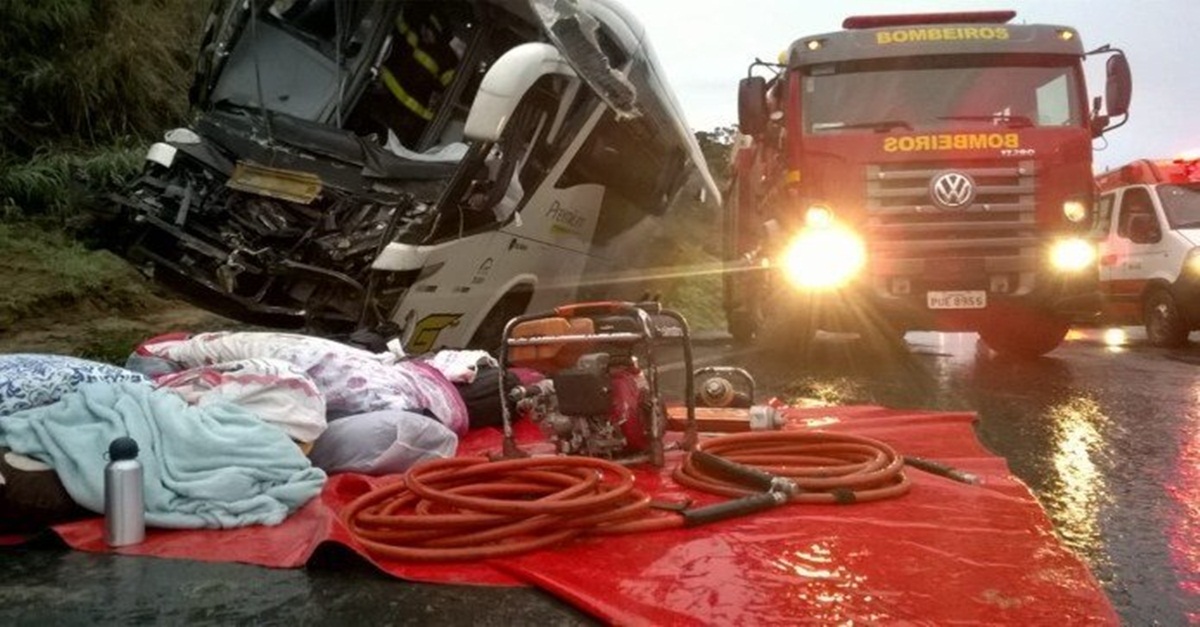 Batida entre ônibus e carreta deixa um morto e mais de 15 pessoas feridas na BR-040