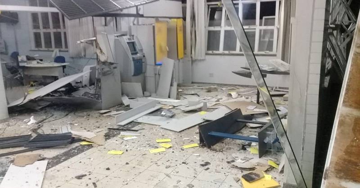 QUADRILHA EXPLODE BANCO NA CIDADE DE COQUEIRAL NO SUL DE MINAS