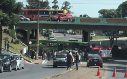 MOTORISTA PASSA MAL E ÔNIBUS CAI DE VIADUTO EM CONTAGEM