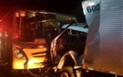 Colisão entre ônibus escolar e caminhão deixa mais de 20 feridos na estrada Fervedouro-Carangola