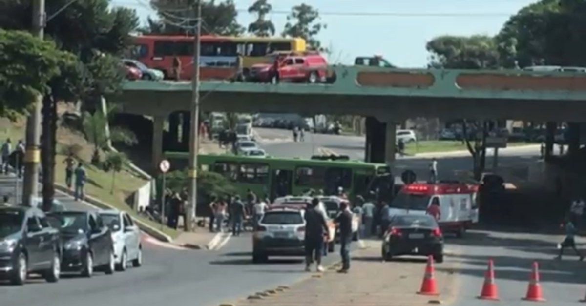 MOTORISTA PASSA MAL E ÔNIBUS CAI DE VIADUTO EM CONTAGEM