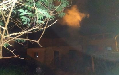 INCÊNDIO DEIXA MORADOR INTOXICADO NO CENTRO DE SANTA CRUZ DE MINAS