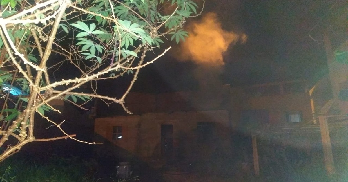 INCÊNDIO DEIXA MORADOR INTOXICADO NO CENTRO DE SANTA CRUZ DE MINAS