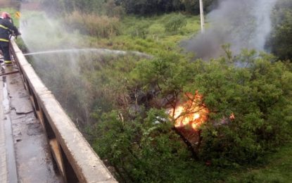 CAMINHONETE CAI DE UMA PONTE E PEGA FOGO PRÓXIMO A CIDADE DE TIRADENTES
