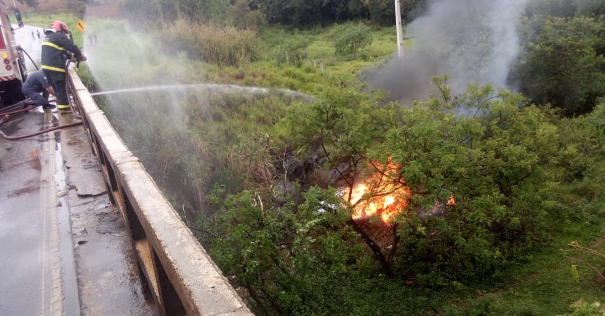 CAMINHONETE CAI DE UMA PONTE E PEGA FOGO PRÓXIMO A CIDADE DE TIRADENTES